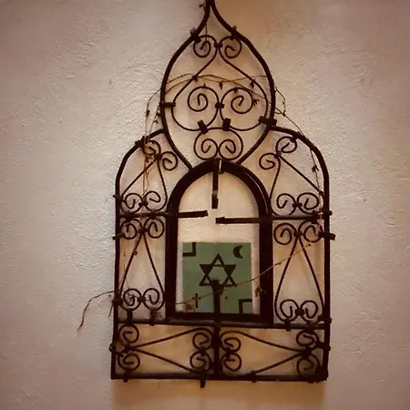La Casa Rota De *