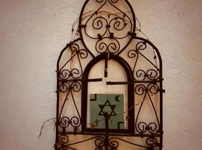 La Casa Rota De *